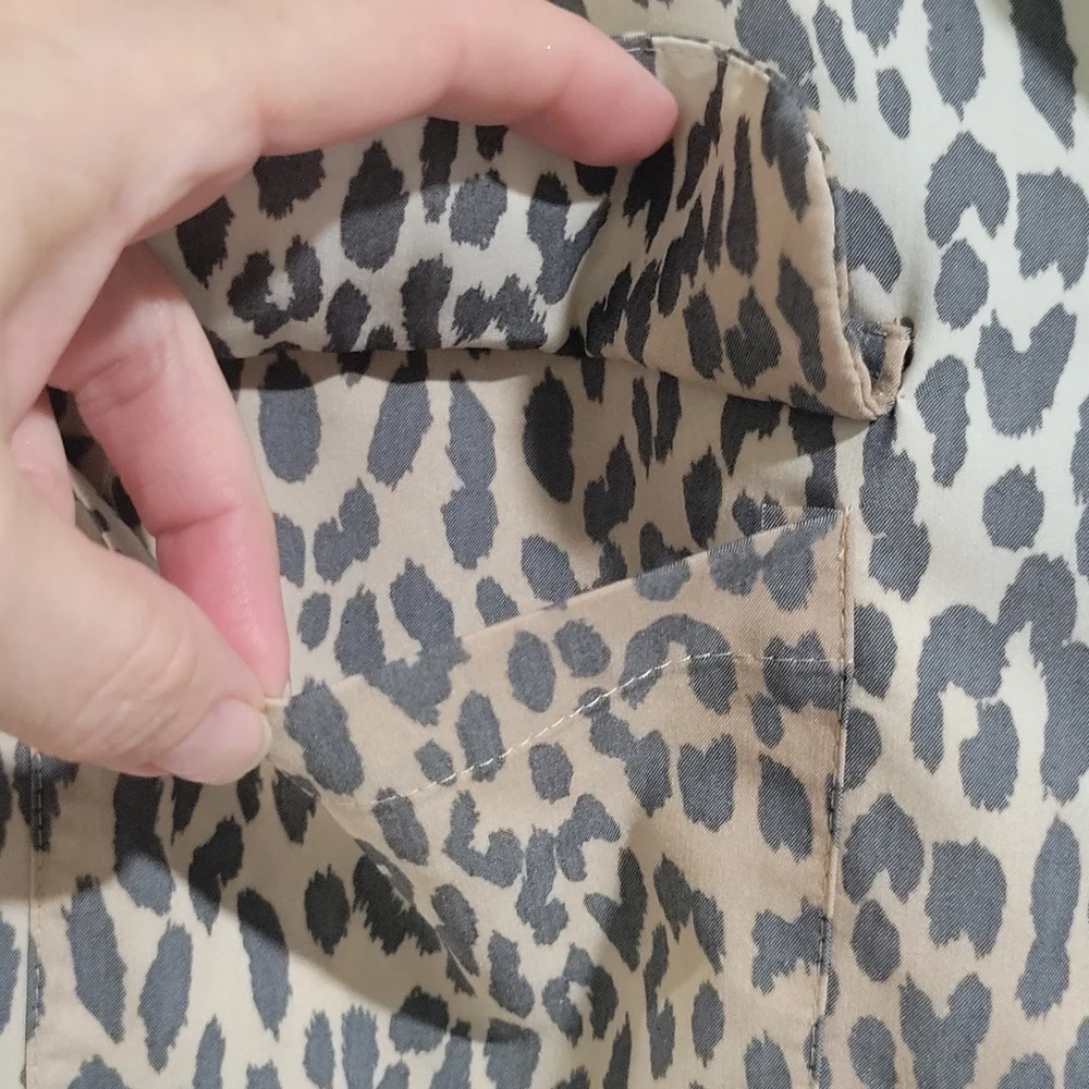 Chico's Leopard Print No-Iron Modal Blend Button Down Blouse Size 2 (Lg) Ombre - Picture 9 of 14
